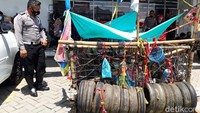 Pengendara dan penumpang motor itu pun ditanyai dan diminta surat-surat kendaraannya. Foto: Ragil Ajiyanto/detikcom
