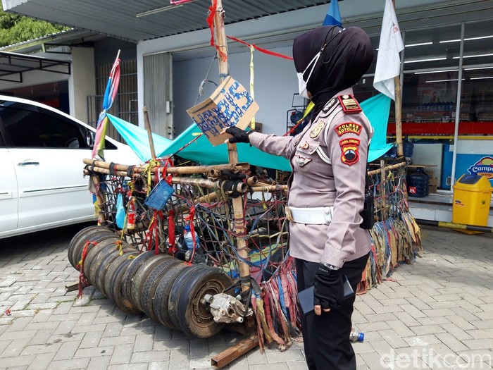 Petugas Satlantas Polres Boyolali mengangkut sepeda motor vespa modif ekstrim ke Mako Satlantas, Minggu (29/8/2021). Petugas Satlantas Polres Boyolali mengangkut sepeda motor vespa modif ekstrim ke Mako Satlantas, Minggu (29/8/2021).