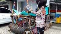 Saat ditemui di ajang Vespa World Days 2022 di Pulau Peninsula, The Nusa Dua, Bali, Martin memberikan komentarnya mengenai modifikasi Vespa ekstrem. Dia seakan tak percaya saat melihat Vespa ekstrem. Ilustrasi Foto: Ragil Ajiyanto/detikcom