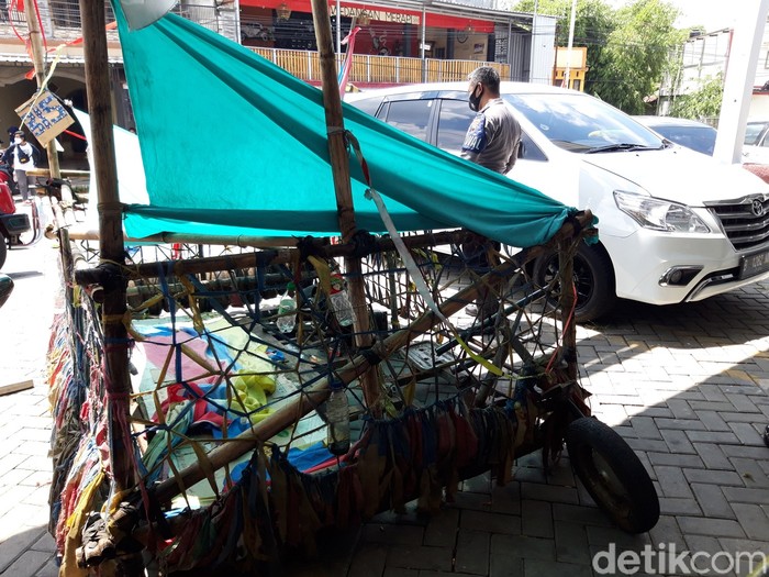 Petugas Satlantas Polres Boyolali mengangkut sepeda motor vespa modif ekstrim ke Mako Satlantas, Minggu (29/8/2021). Petugas Satlantas Polres Boyolali mengangkut sepeda motor vespa modif ekstrim ke Mako Satlantas, Minggu (29/8/2021).