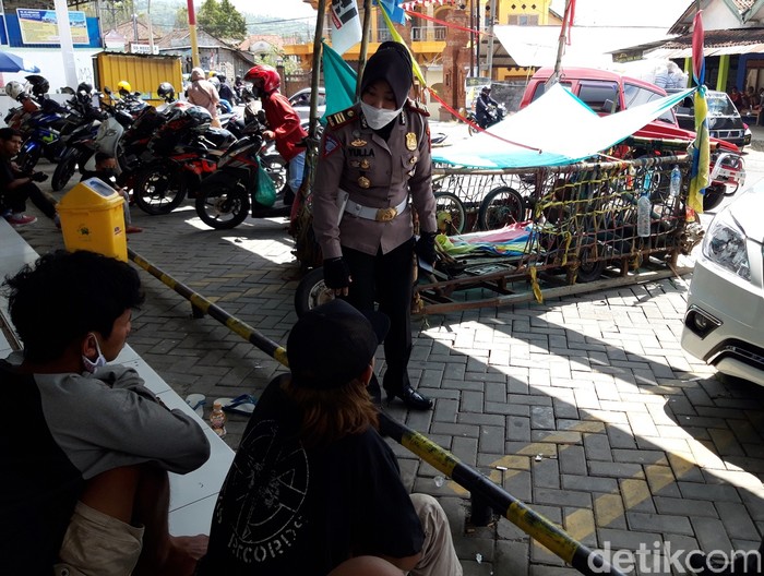 Petugas Satlantas Polres Boyolali mengangkut sepeda motor vespa modif ekstrim ke Mako Satlantas, Minggu (29/8/2021).