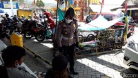 Pengendara Vespa gembel ini sudah ada di depan minimarket tersebut dua hari ini. Mereka istirahat dan tidur di tempat itu. Polisi kemudian memberikan pembinaan kepada pengguna Vespa Gembel tersebut. Foto: Ragil Ajiyanto/detikcom