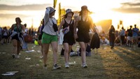 Festival musik yang digelar pada akhir pekan itu sukses menarik minat para anak muda di negara Ratu Elizabeth II tersebut.