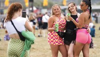 Sejumlah anak muda berfoto bersama saat menyaksikan festival musik yang digelar di kawasan England, Inggris.