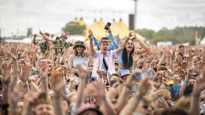 Potret Festival Musik di Inggris yang Ramai Dipadati Anak Muda Ratusan anak muda di Inggris hadiri festival musik yang digelar di kawasan England. Di sana mereka asyik bernyanyi dan berkumpul sembari menikmati musik.