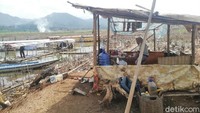 Warung-warung dadakan pun berunculan disaat permukaan air waduk menyusut