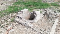 Tampak bekas sumur dari rumah warga masih terlihat jelas.