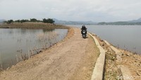 Jalan desa yang sempat terendam dan kini berada ditengah waduk Jatigede pun kembali bisa dilalui kendaraan, baik roda dua ataupun roda empat.