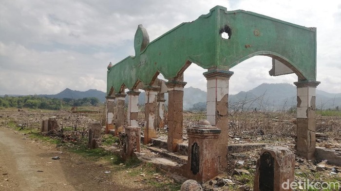 Potret Puing Bangunan Masjid yang Muncul Saat Waduk Jatigede Surut Puing bangunan masjid kembali mengemuka setelah terendam sekian lama. Puing bangunan itu muncul saat Waduk Jatigede surut.