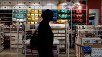 Seperti di Tangcity Mall, pengunjung yang datang tetap dilakukan skrining oleh petugas. 
