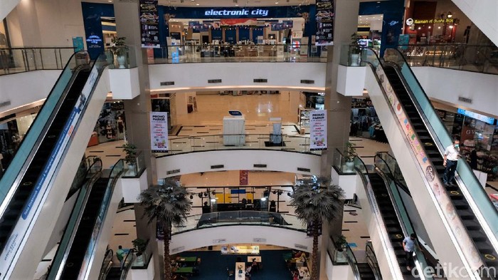 PPKM Level 3, Begini Aktivitas di Mal Tangerang Saat Akhir Pekan Mal di Tangerang kembali bergeliat usai kawasan itu kini berstasus PPKM Level 3. Mal pun kembali jadi tujuan warga untuk isi waktu libur di akhir pekan.