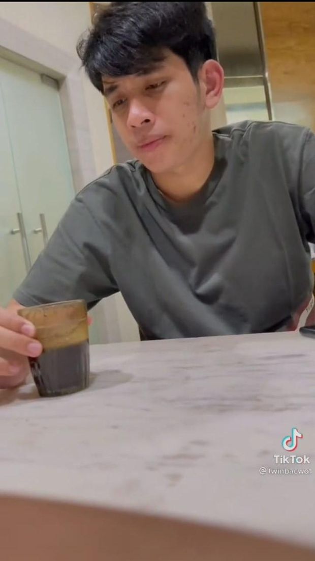 Kocak! Netizen Ini 'Prank' Seduh Minuman Kopi Temannya Pakai Air Rebusan Mie