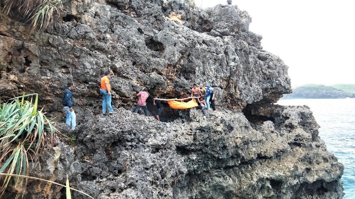 Seorang pria tewas terjatuh dari tebing karang Pantai Banten Mati. Ia jatuh karena terpeleset saat kail pancingnya tersangkut karang.