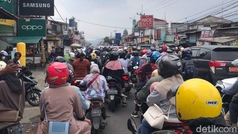 Puncak arah Jakarta macet (Dok narsum atas nama Lukman Nul Hakim) Puncak arah Jakarta macet (Dok narsum atas nama Lukman Nul Hakim)