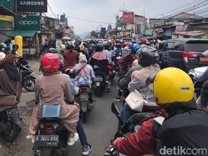 Macetnya Puncak di Akhir Pekan Usai PPKM Turun ke Level 3