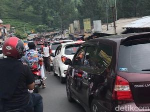 Penampakan Kemacetan di Jalur Puncak Bogor di Akhir Pekan