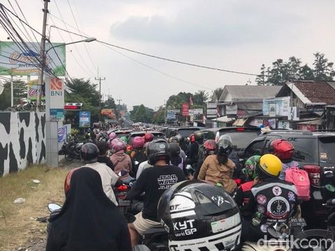 Puncak arah Jakarta macet (Dok narsum atas nama Lukman Nul Hakim)