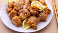 Kali ini ayam goreng Taiwan yang renyah dengan rendaman bumbu rempah. Bagian luarnya renyah, teksturnya juicy empuk. Resep selengkapnya bisa dilihat di sini ! 