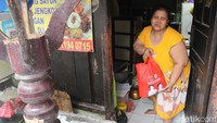 Sebanyak 1.600 paket sembako dibagikan kepada masyarakat yang terdampak pandemi COVID-19. 