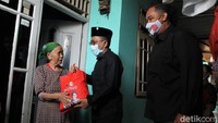 Ketua DPRD Kota Tangerang Gatot Wibowo didampingi Ketua Fraksi PDI Perjuangan DPRD Kota Tangerang Andri Permana memberikan sembako kepada warga secara door to door di Karang Tengah, Kota Tangerang, Banten. 
