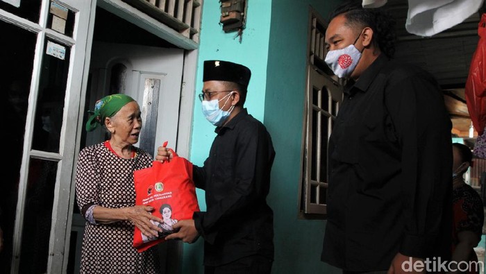 Ribuan paket sembako dibagikan kepada warga yang terdampak pandemi COVID-19 di Tangerang. Sembako itu diharapkan dapat bantu kurangi beban warga di masa pandemi