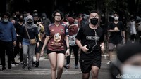 Ada juga yang membawa serta anggota keluarga ke GBK.