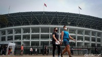 Masyarakat berolahraga di GBK, Jakarta, Minggu (29/8/2021) pada masa PPKM level 3 di ibu kota.