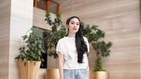 Berbeda dari konsep rumah Dewi Sandra, ini potret lantai bawah rumah Sandra Dewi yang tampak seperti lobby hotel. Foto: Instagram @sandradewi88