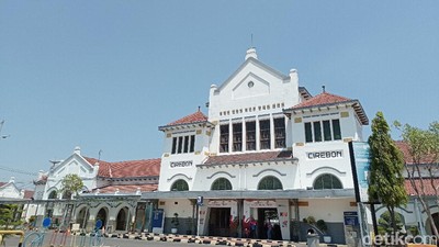 Potret Legendaris Stasiun Cirebon, Lahir dan Ada Karena Gula