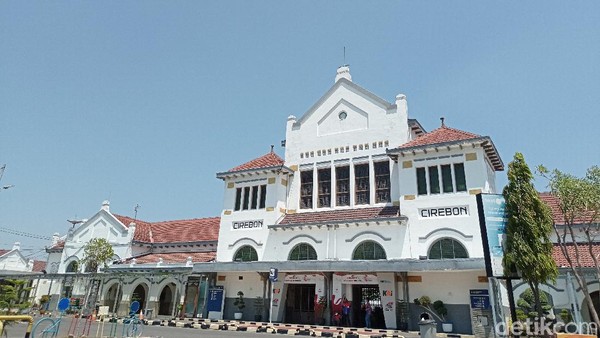 Potret Legendaris Stasiun Cirebon, Lahir dan Ada Karena Gula