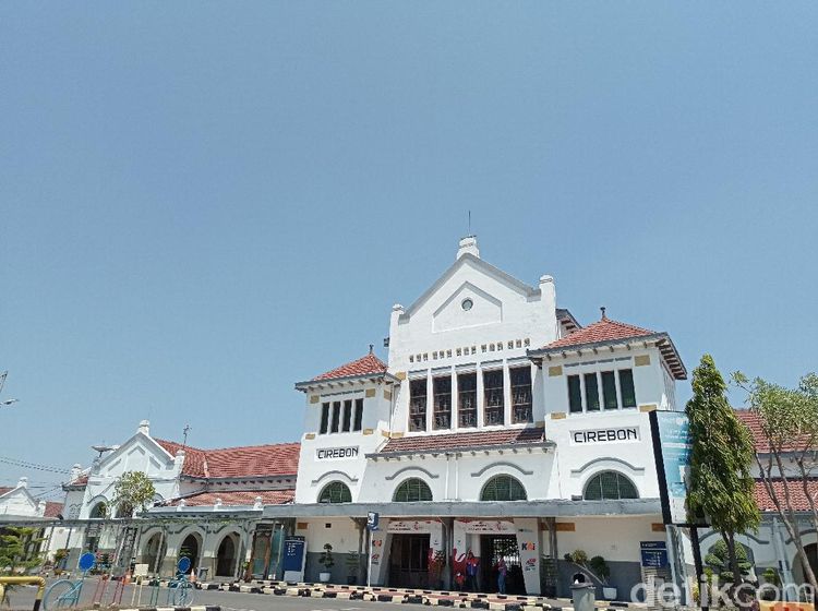 Potret Legendaris Stasiun Cirebon, Lahir dan Ada Karena Gula