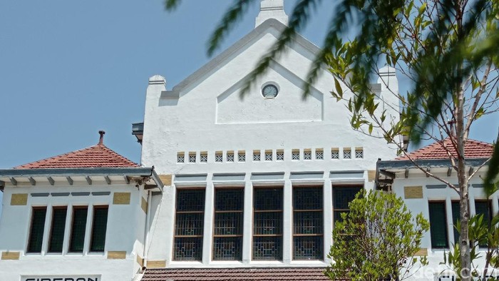 Stasiun Cirebon, Kota Cirebon, Jawa Barat, merupakan salah satunya stasiun tua di Indonesia. Stasiun ini merupakan pusat dari aktivitas PT KAI Daop 3 Cirebon.