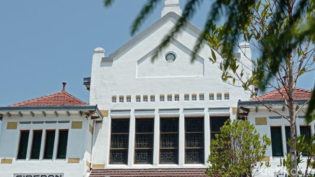 Stasiun Cirebon, Kota Cirebon, Jawa Barat, merupakan salah satunya stasiun tua di Indonesia. Stasiun ini merupakan pusat dari aktivitas PT KAI Daop 3 Cirebon.