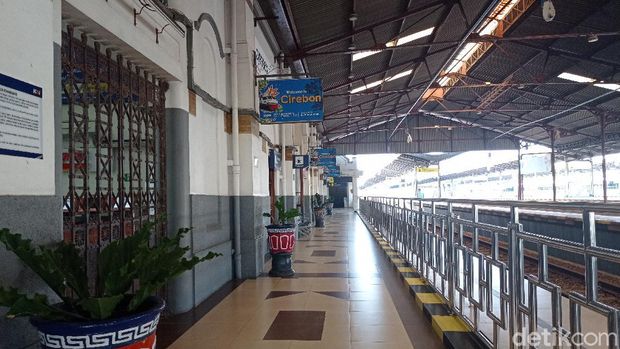Stasiun Cirebon, Kota Cirebon, Jawa Barat, merupakan salah satunya stasiun tua di Indonesia. Stasiun ini merupakan pusat dari aktivitas PT KAI Daop 3 Cirebon.