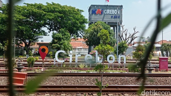 Meski sudah diremajakan, tak ada perubahan yang mendasar pada bagian bangunan utama Stasiun Cirebon. Traveler yang sering melintasi stasiun ini pasti akan merasakan hal yang serupa. Tetap sama sejak dulu kala. (Sudirman Wamad/detikTravel)