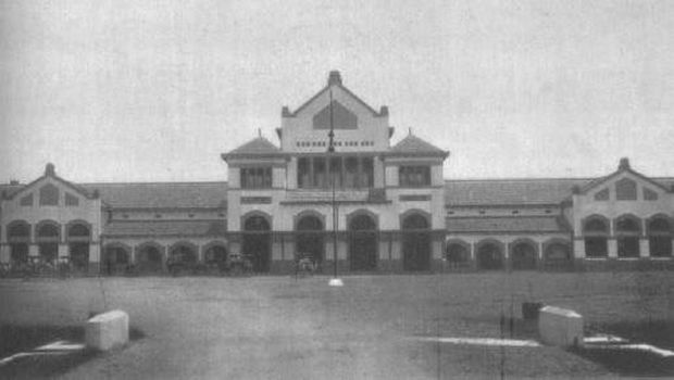 Foto lawas salah satu kereta berada di Dipo Stasiun Cirebon.