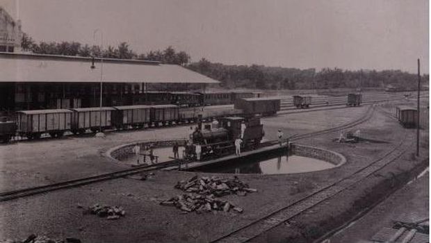 Foto lawas salah satu kereta berada di Dipo Stasiun Cirebon.