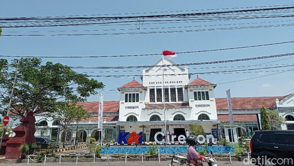 Stasiun Cirebon dibangun dengan gaya art deco. Tak jauh beda dengan bangunan tua lainnya yang ada di Cirebon, seperti Balai Kota Cirebon, Bank Indonesia Cirebon, dan gedung Tobacco British American (BAT). (Sudirman Wamad/detikTravel)