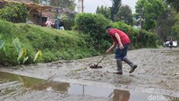 Banjir kotoran sapi yang menerjang halaman rumah warga di kampung tersebut terjadi saat hujan deras mengguyur Lembang dan sekitarnya. Tak berselang lama kotoran sapi meluber dari selokan di tepi jalan hingga mengotori permukiman penduduk.