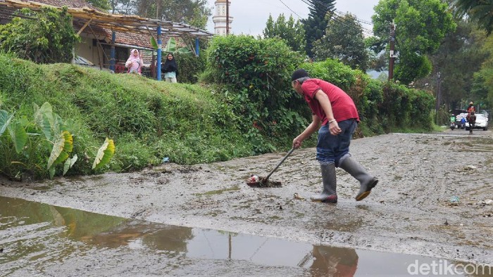 Puluhan rumah di kawasan Lembang terdampak banjir kotoran sapi. Warga pun ramai-ramai membersihkan area rumah mereka dari kotoran tersebut.