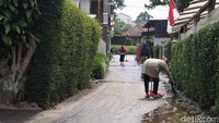 Kotoran sapi berwarna hijau pekat juga menimbulkan bau menyengat. Permukiman warga yang posisinya lebih rendah dari permukaan jalan pasrah menerima kejadian tersebut. Ketika hujan mulai reda, warga bergegas membersihkan halaman dan jalan di depan rumah mereka masing-masing. Ada warga yang menyerok kotoran sapi yang mengendap untuk dibuang. Sebagian lagi menyirami sisa kotoran sapi agar masuk ke selokan permukiman tersebut.
