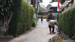 Terdampak Banjir Kotoran Sapi, Warga Lembang Bersih-bersih Rumah