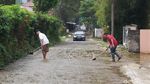 Terdampak Banjir Kotoran Sapi, Warga Lembang Bersih-bersih Rumah