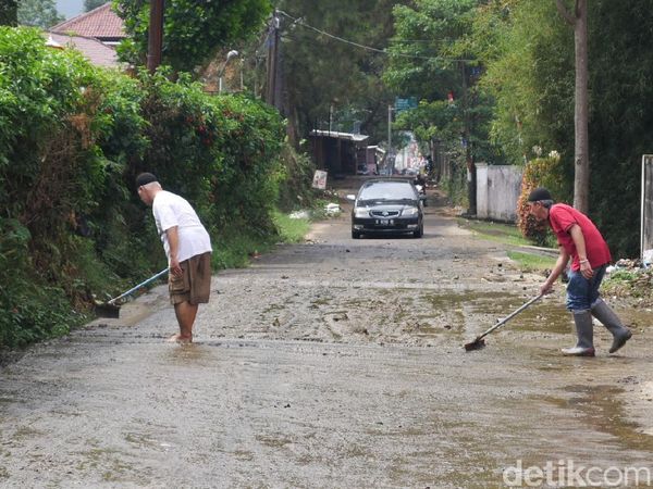 Terdampak Banjir Kotoran Sapi, Warga Lembang Bersih-bersih Rumah