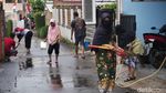 Terdampak Banjir Kotoran Sapi, Warga Lembang Bersih-bersih Rumah