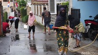 Puluhan rumah di Kampung Sukahaji, Desa Kayuambon, Kecamatan Lembang, Kabupaten Bandung Barat (KBB) terdampak banjir kotoran sapi yang terjadi pada Minggu (29/8/2021) siang. 