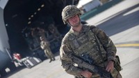 Jumlah itu termasuk 5.000 warga negara Inggris dan lebih dari 8.000 warga Afghanistan yang bekerja untuk Inggris, dan keluarga mereka, serta banyak orang yang sangat rentan. Selain itu, ada 2.200 anak yang juga ikut dievakuasi Inggris. AP Photo/Jonathan Gifford. 
