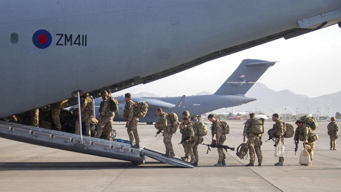 Tinggalkan Kabul, Tentara Inggris Akhiri 2 Dekade Misi di Afghanistan Pasukan militer Inggris resmi meninggalkan Kabul, Afghanistan. Perginya pasukan militer Inggris itu mengakhiri 20 tahun kiprah negara tersebut di Afghanistan.