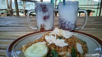 Bumbu tersebut dihaluskan bersama dengan tiwul yang sudah tanah sebelumnya. Sementara itu pelengkap tiwul goreng ada berupa sawi putih, sawi hijau, telur dan sosis. Foto: detikcom/Charolin Pebrianti