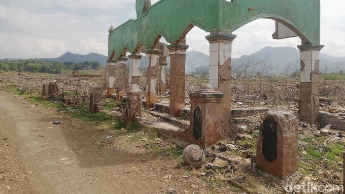 Waduk Jatigede mengering, sejumlah puing bangunan yang biasa terendam kini terlihat.